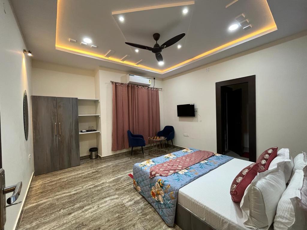 Kashi Kutir *