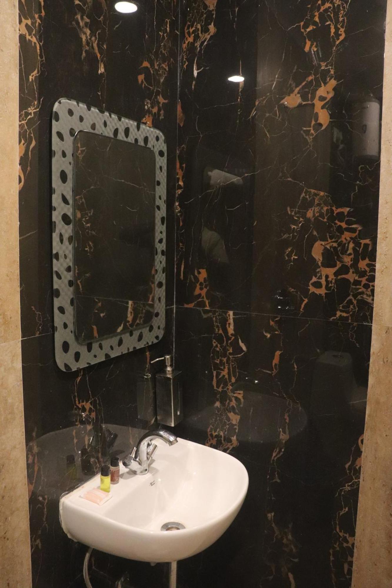 Maurya Pandeypur Hotel