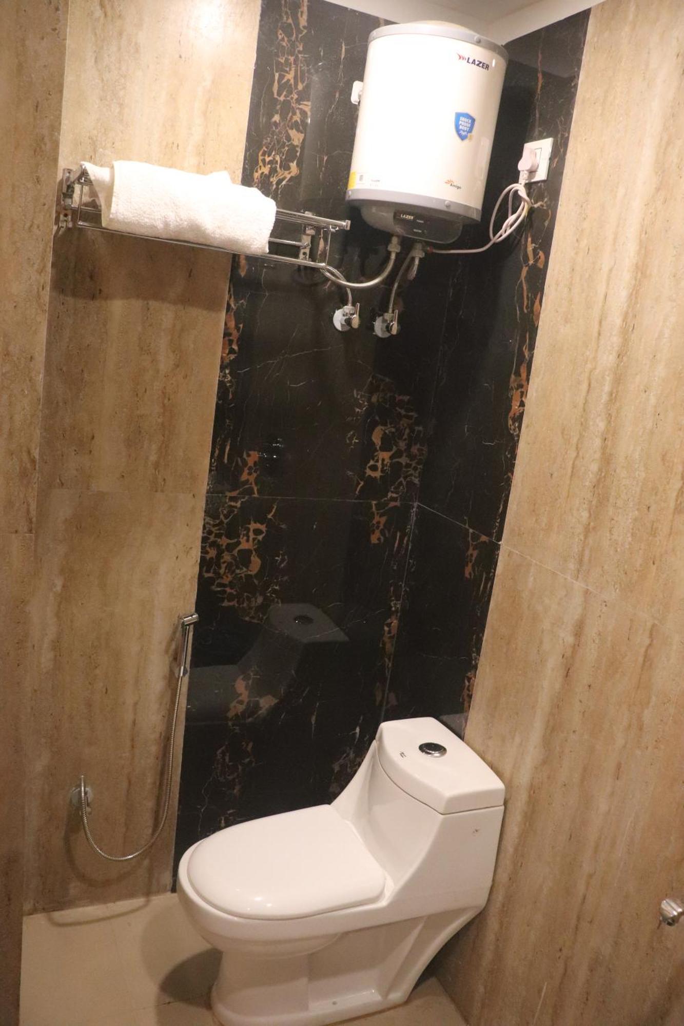 Maurya Pandeypur Hotel