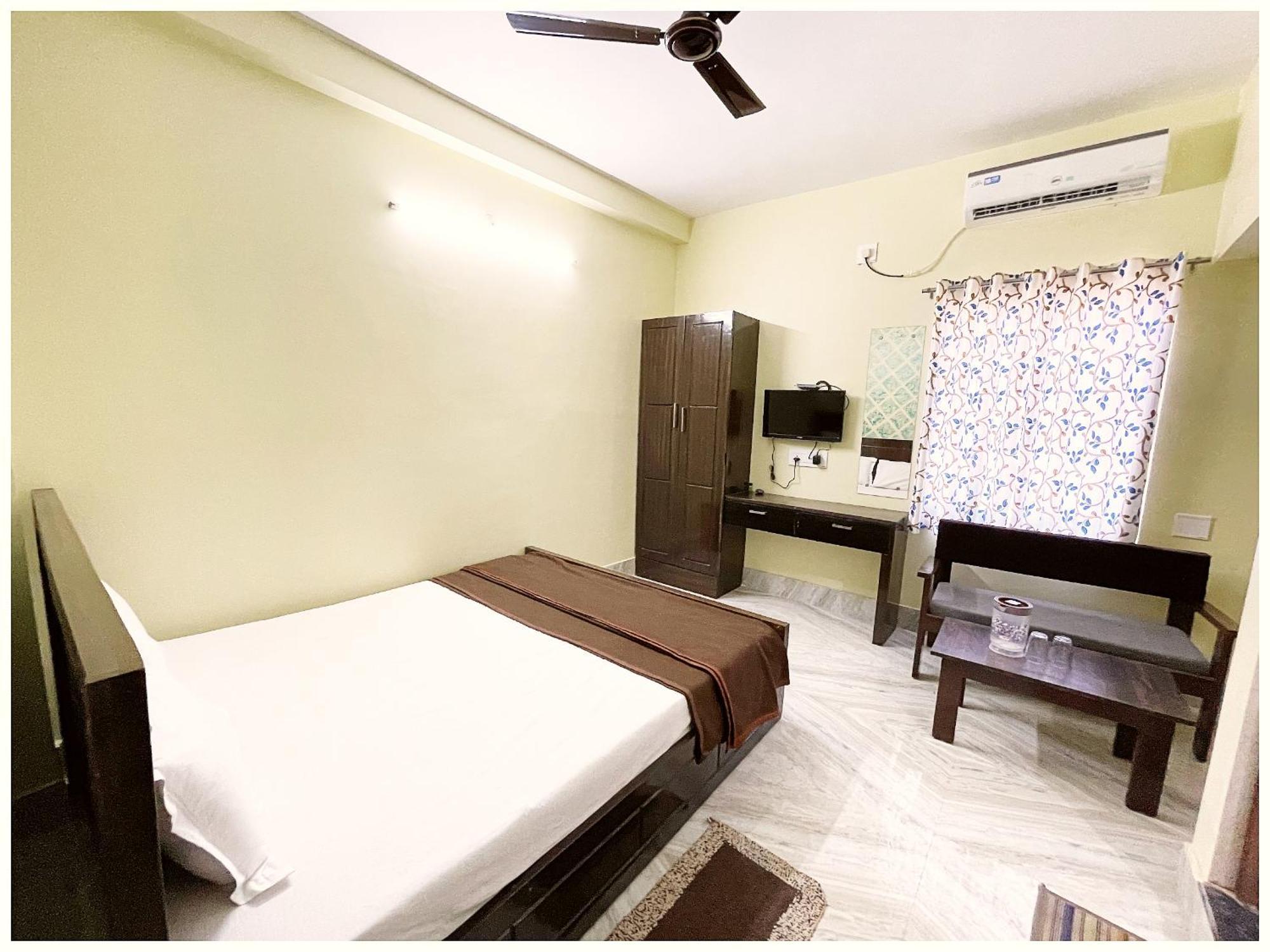 Mantavya Premium Near Kashi Vishwanath Temple - Lift And Parking Facilities - Air Conditioning - Rated Four Star Hotel Varanasi