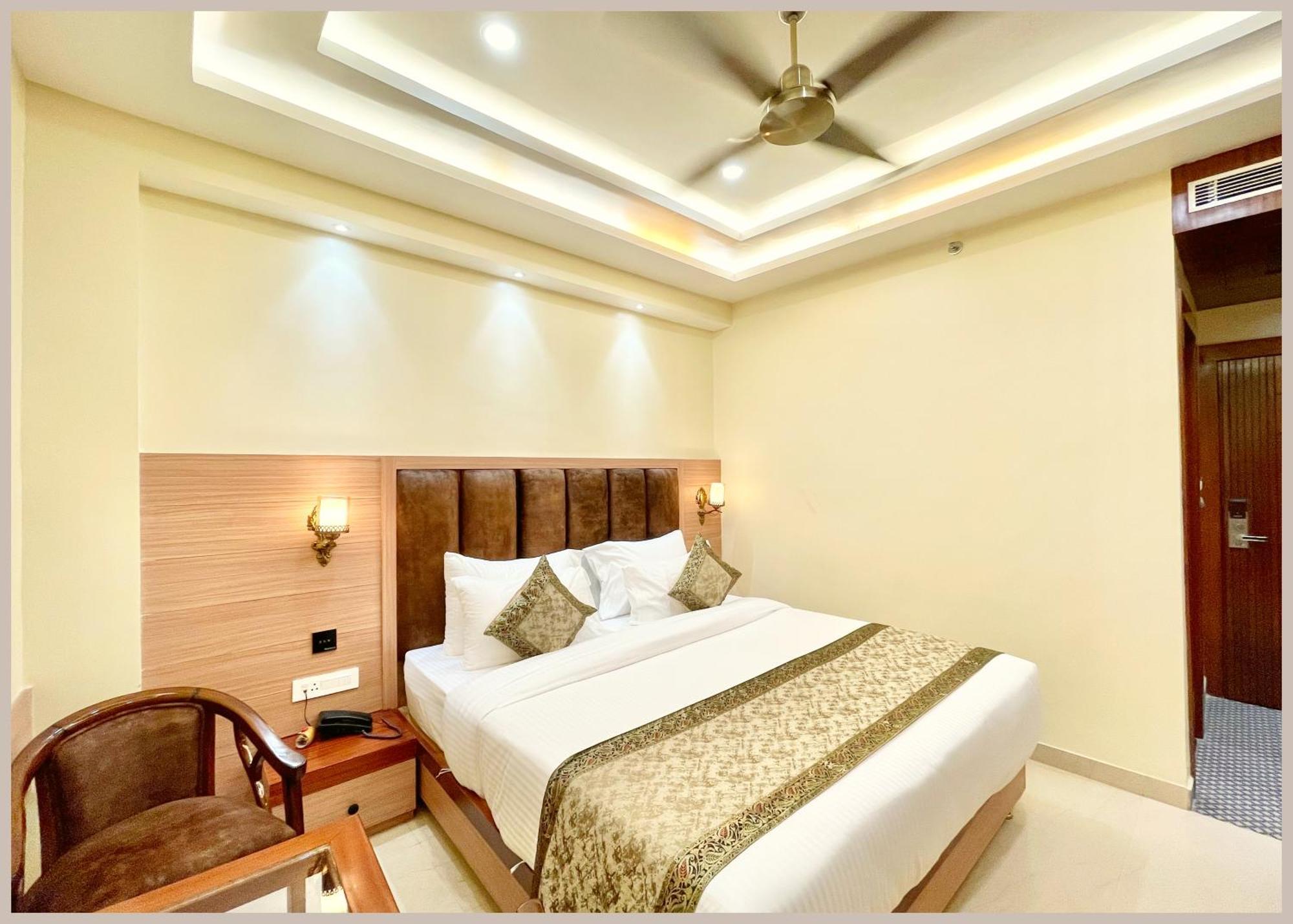 Mantavya Premium Near Kashi Vishwanath Temple - Lift And Parking Facilities - Air Conditioning - Rated Four Star 4* Varanasi