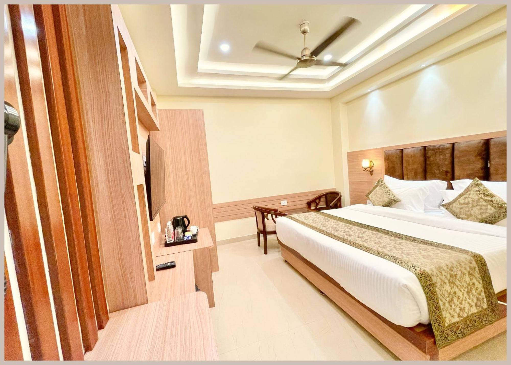Hotel Mantavya Premium Near Kashi Vishwanath Temple - Lift And Parking Facilities - Air Conditioning - Rated Four Star 4*