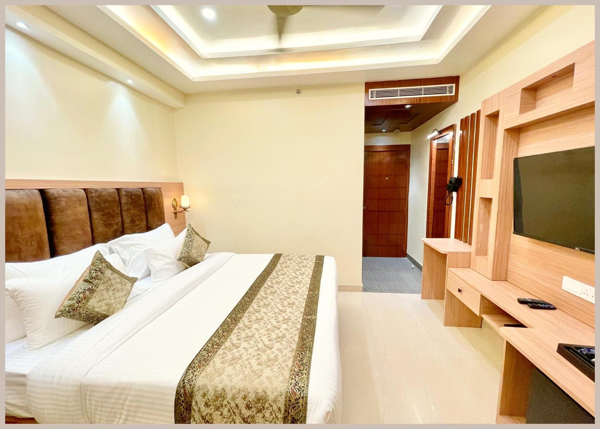 Hotel Mantavya Premium Near Kashi Vishwanath Temple - Lift And Parking Facilities - Air Conditioning - Rated Four Star