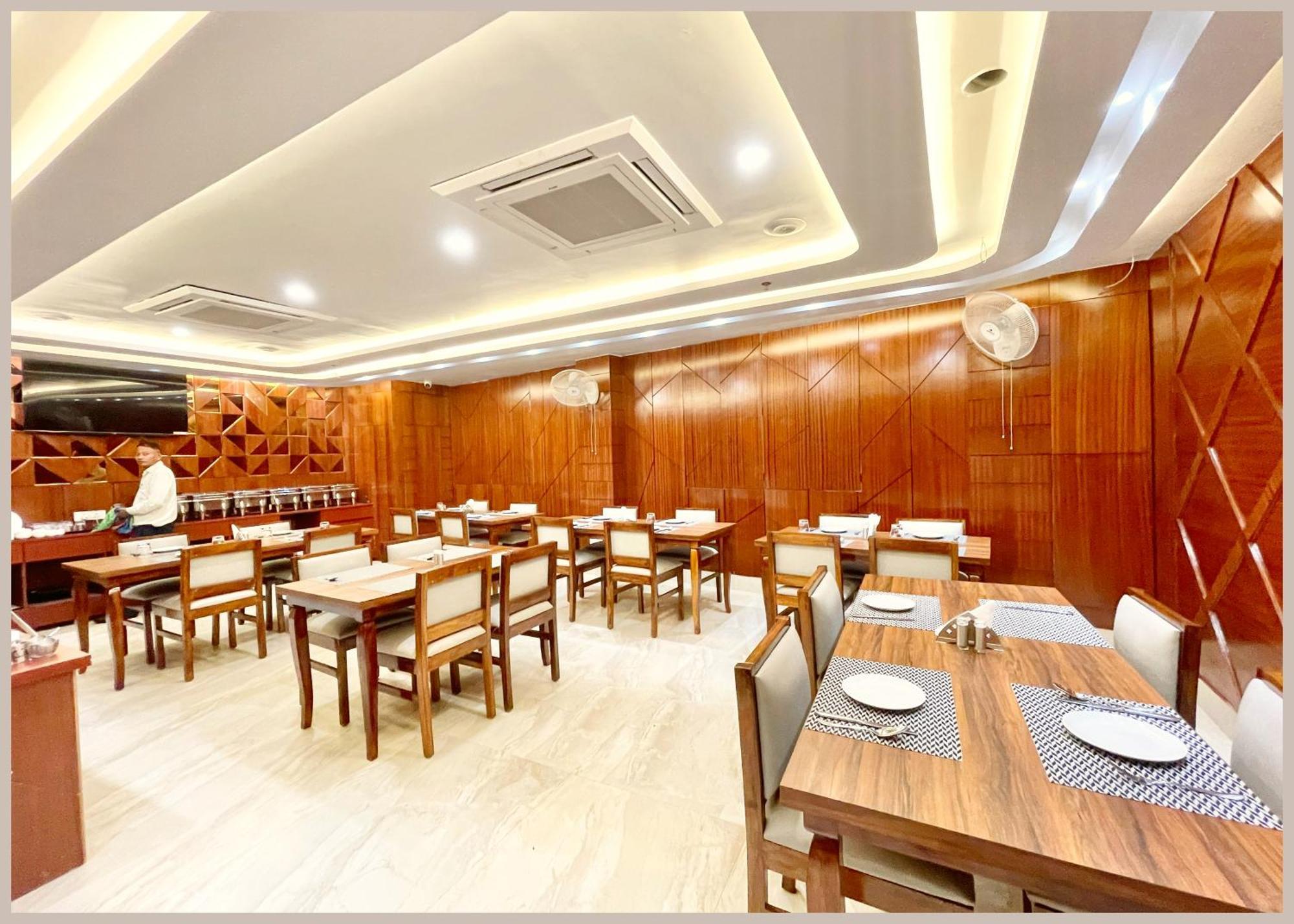 Mantavya Premium Near Kashi Vishwanath Temple - Lift And Parking Facilities - Air Conditioning - Rated Four Star Hotel