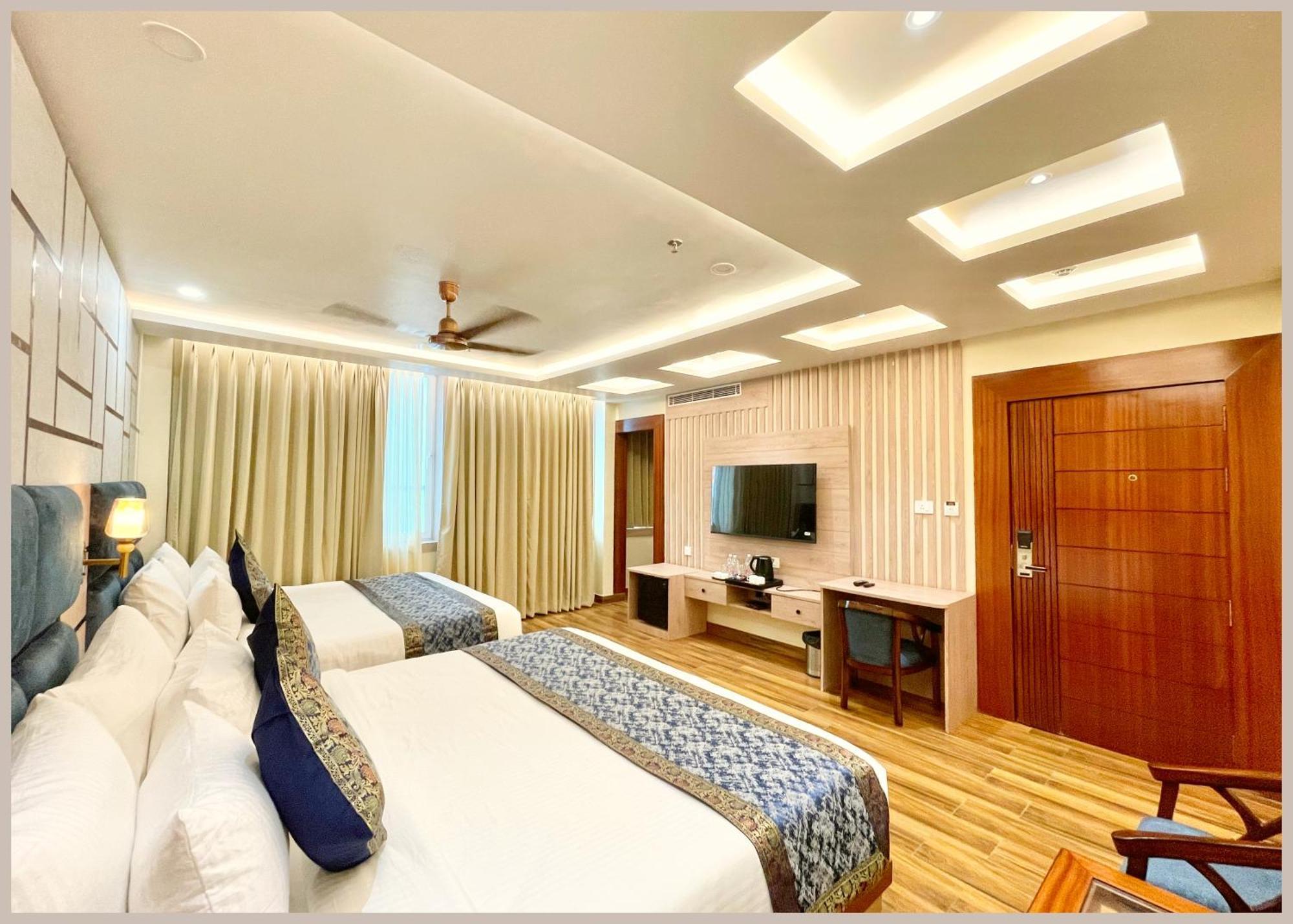 Mantavya Premium Near Kashi Vishwanath Temple - Lift And Parking Facilities - Air Conditioning - Rated Four Star Hotel Varanasi