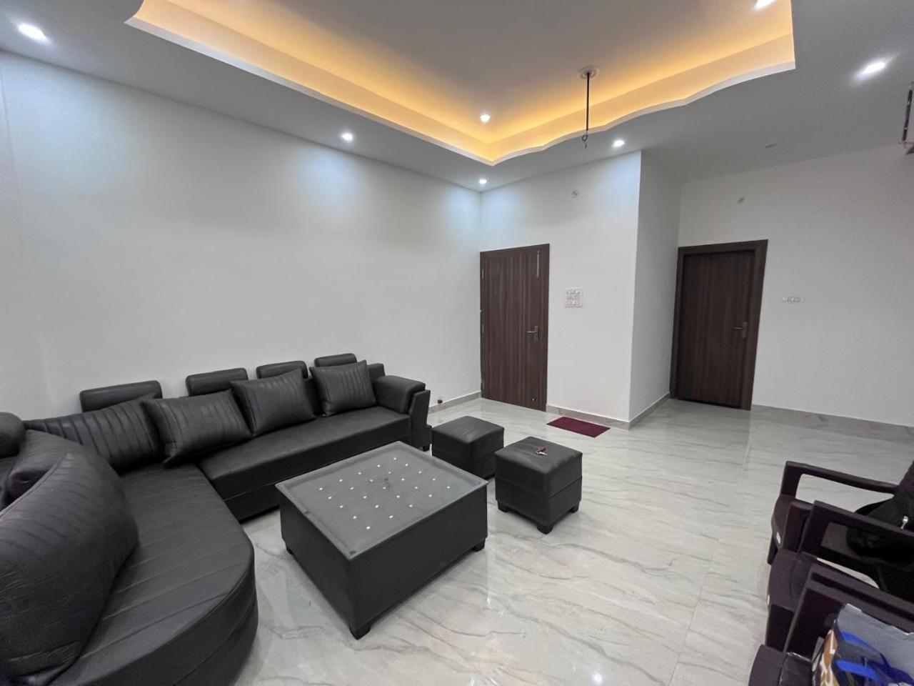 Hridayam Kashi Apartment *