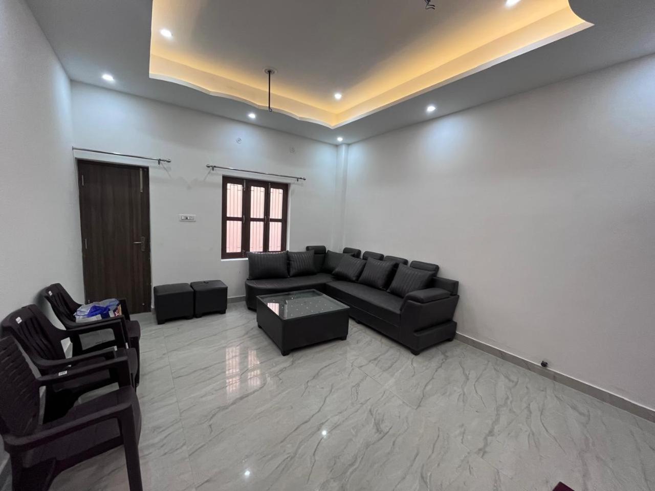 Hridayam Kashi Apartment *