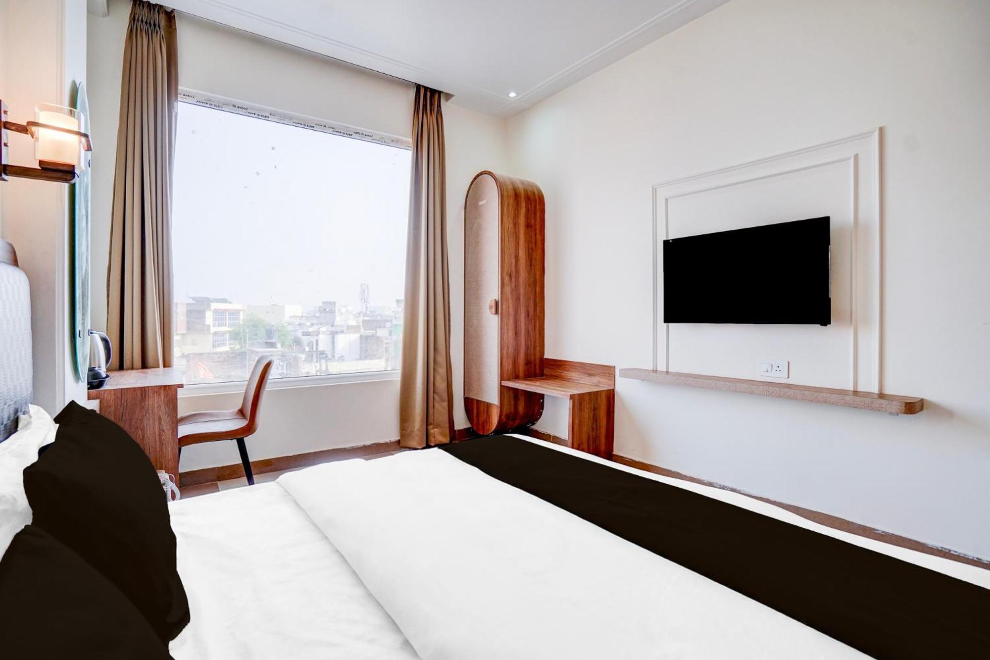Townhouse Lahartara Railway Bridge Near Bus Stop Hotel 2*
