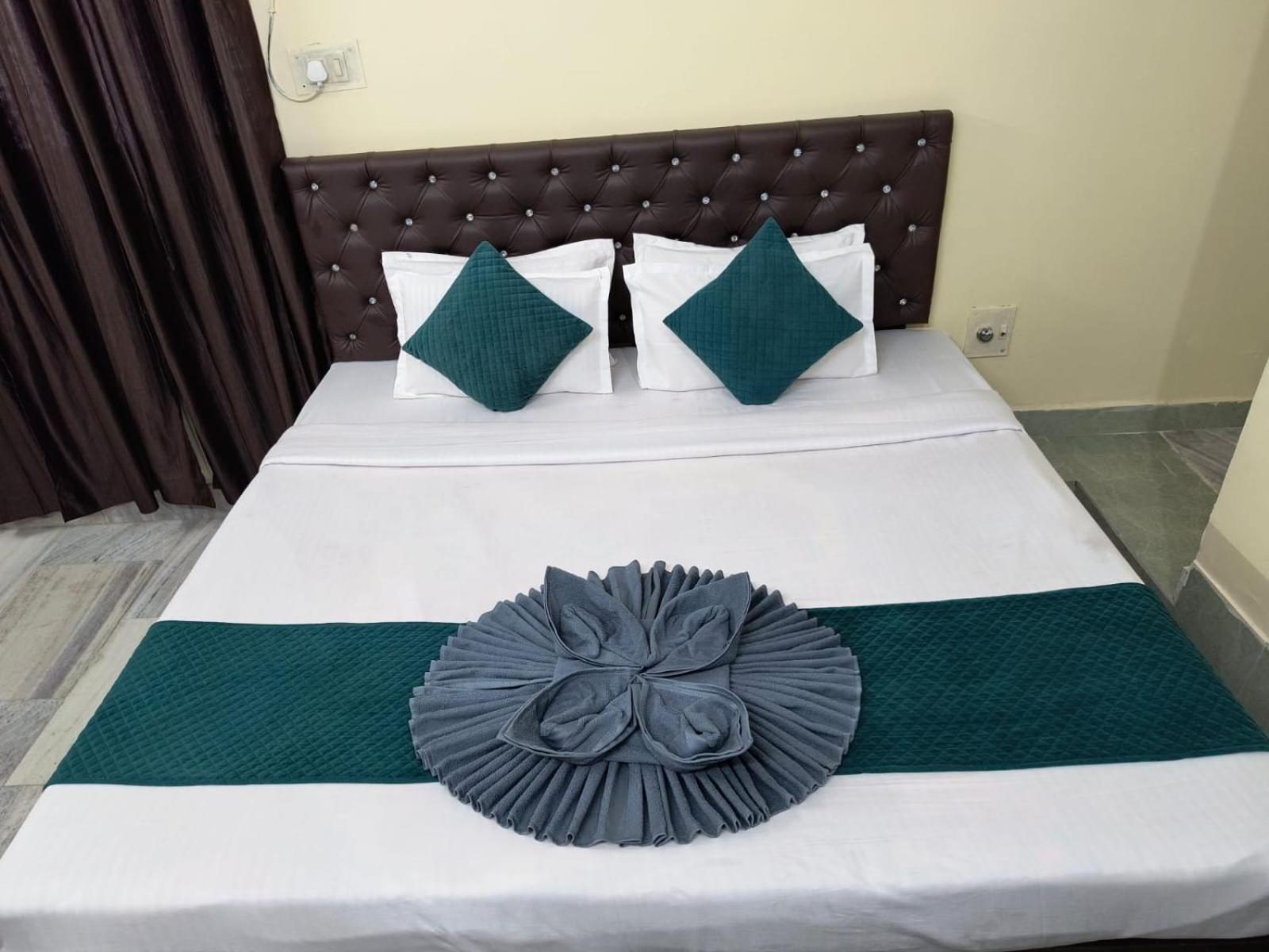 Hotel Kashi Paradise 300 Mtr Walking From Kashi Vishwanath Temple