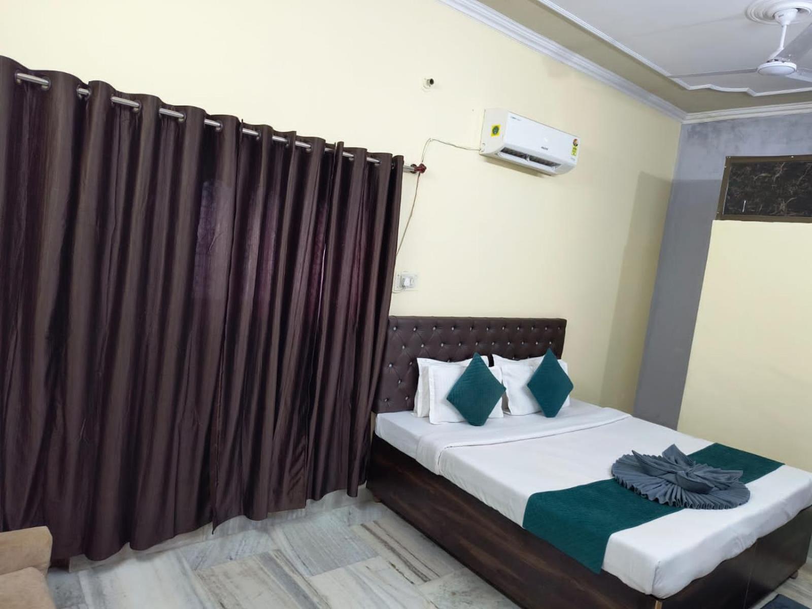 Kashi Paradise 300 Mtr Walking From Kashi Vishwanath Temple Hotel