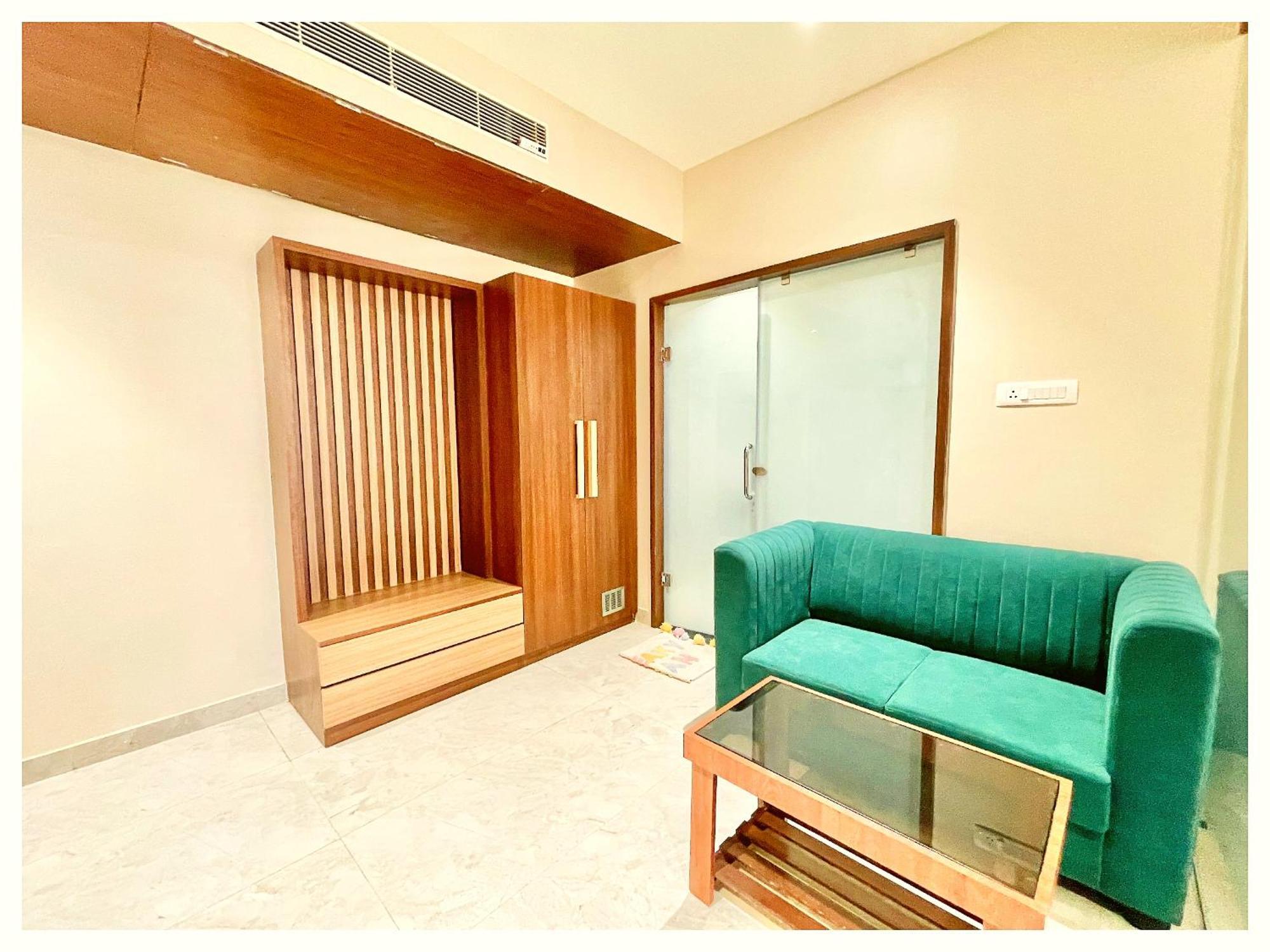The Bomby Palace Near Kashi Vishwanath Temple - A Rated In Hotel 4*