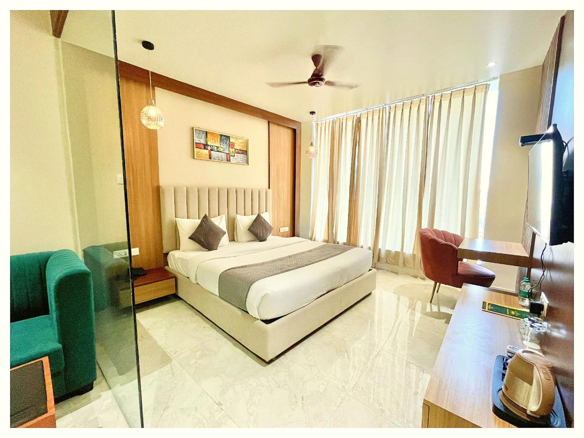 Hotel The Bomby Palace Near Kashi Vishwanath Temple - A Rated In