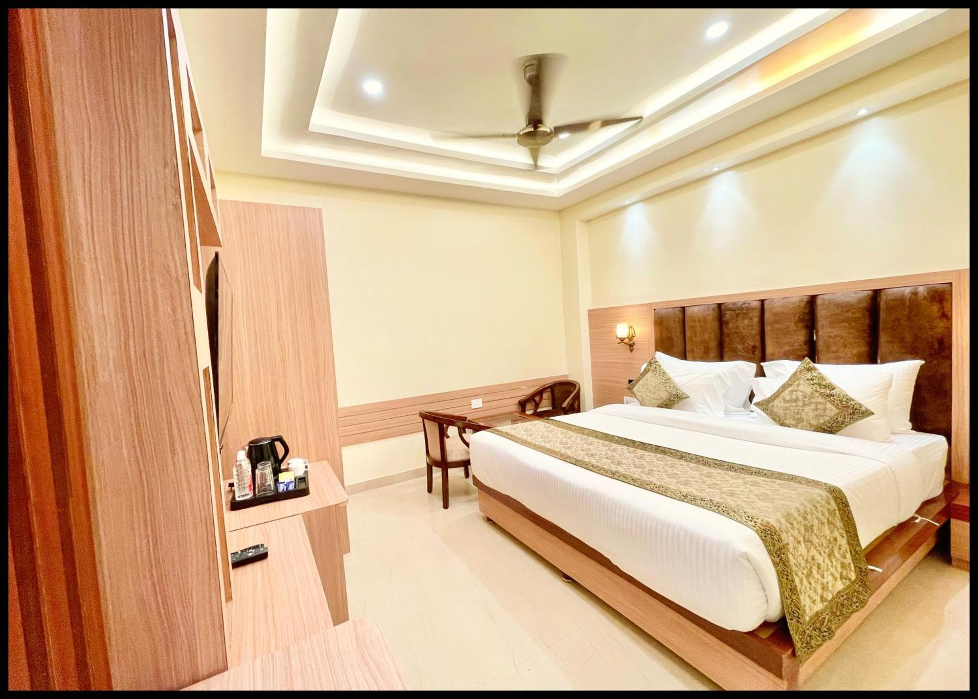 Mantvya Palace Near Kashi Vishwanath Temple - Restaurant & Parking Facilities - Fully Air Conditioning - In Hotel