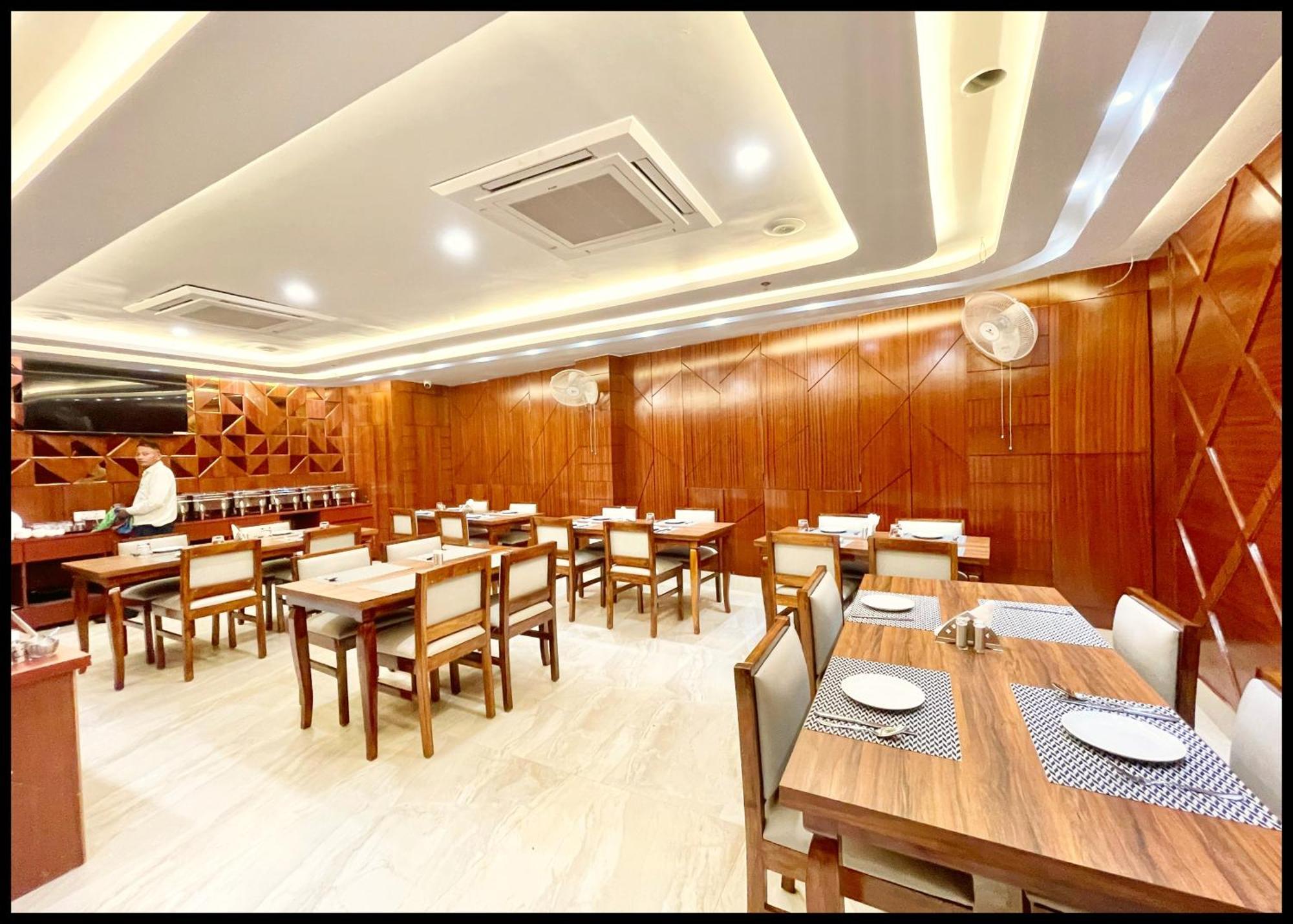 Mantvya Palace Near Kashi Vishwanath Temple - Restaurant & Parking Facilities - Fully Air Conditioning - In Hotel Varanasi