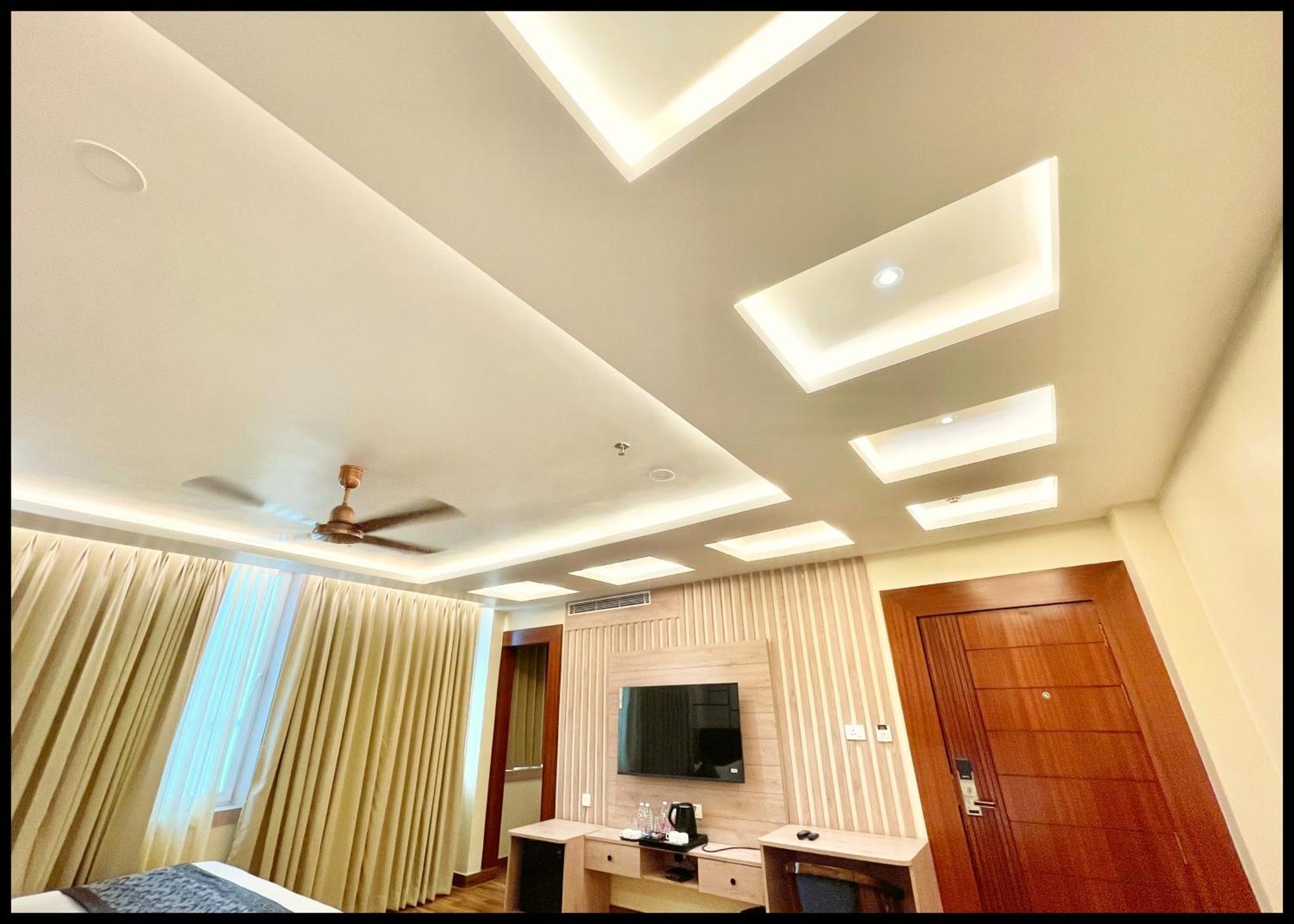 Hotel Mantvya Palace Near Kashi Vishwanath Temple - Restaurant & Parking Facilities - Fully Air Conditioning - In 4*