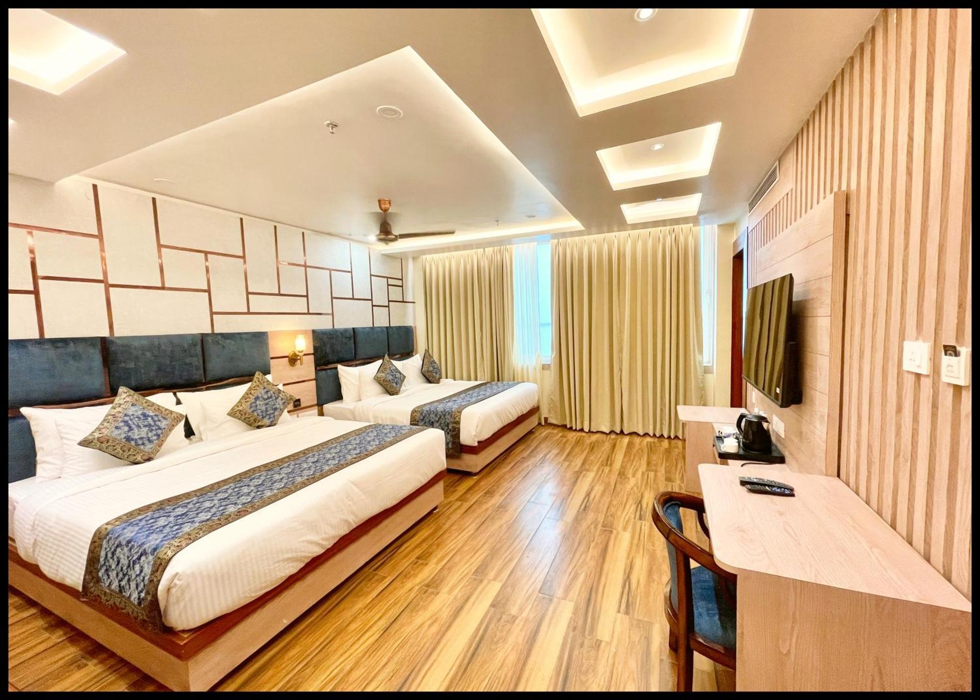 Hotel Mantvya Palace Near Kashi Vishwanath Temple - Restaurant & Parking Facilities - Fully Air Conditioning - In Varanasi