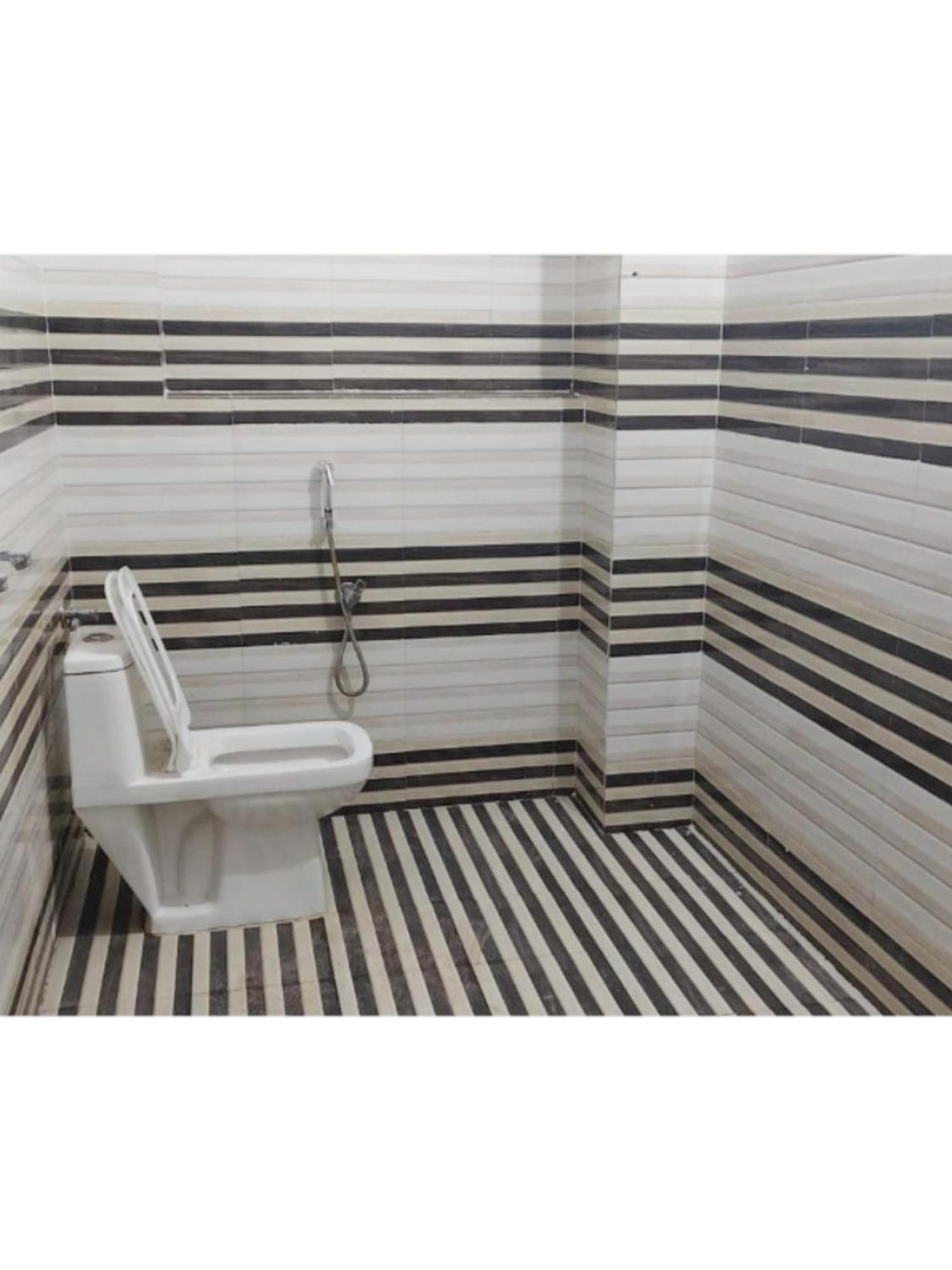 Shivashram Near Rampura Luxa Road - Kashi Vishwanath Temple - Paid Parking - Fully Air Conditioning Hotel Varanasi