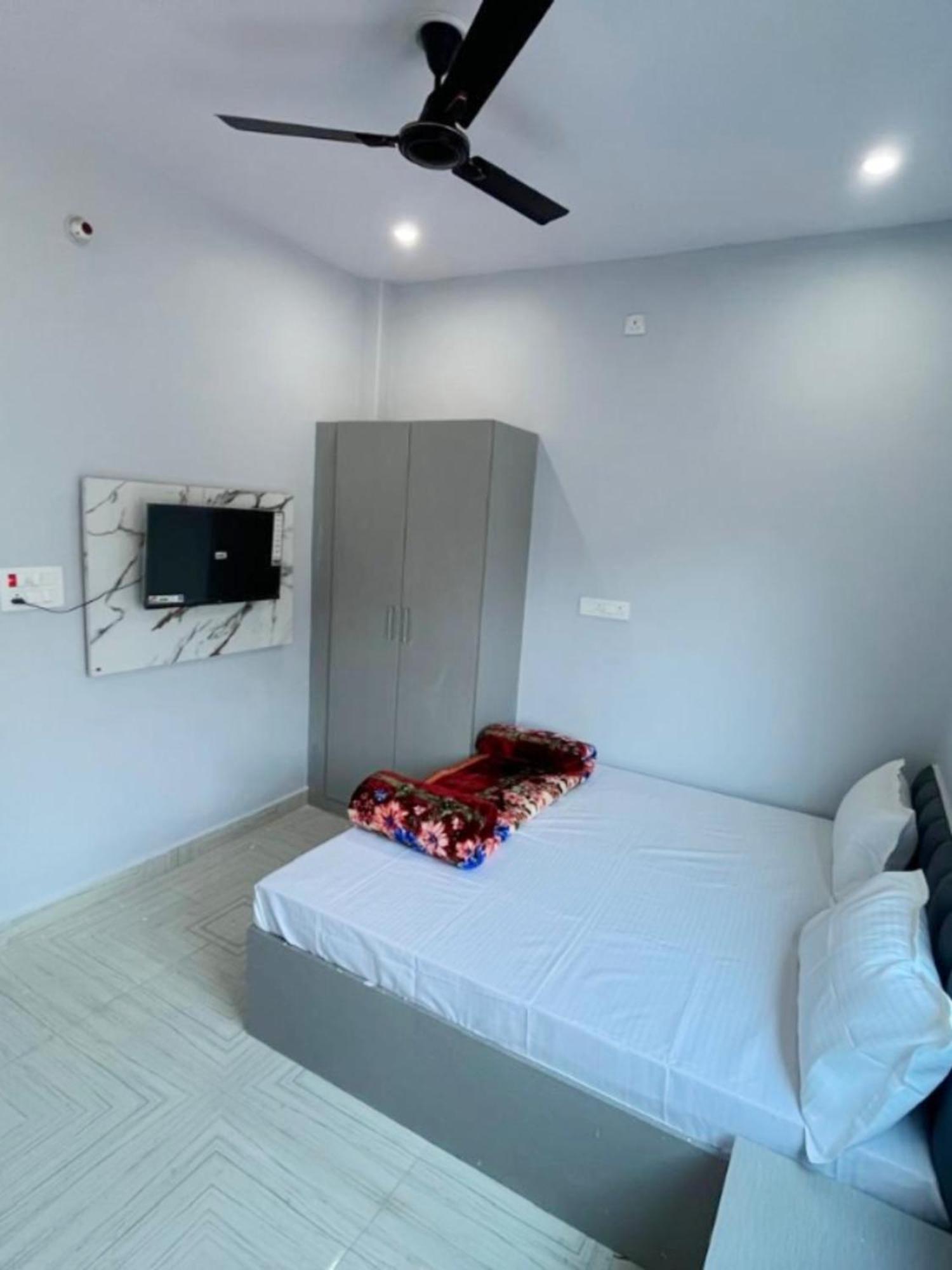 Shivashram Near Rampura Luxa Road - Kashi Vishwanath Temple - Paid Parking - Fully Air Conditioning 3* Varanasi