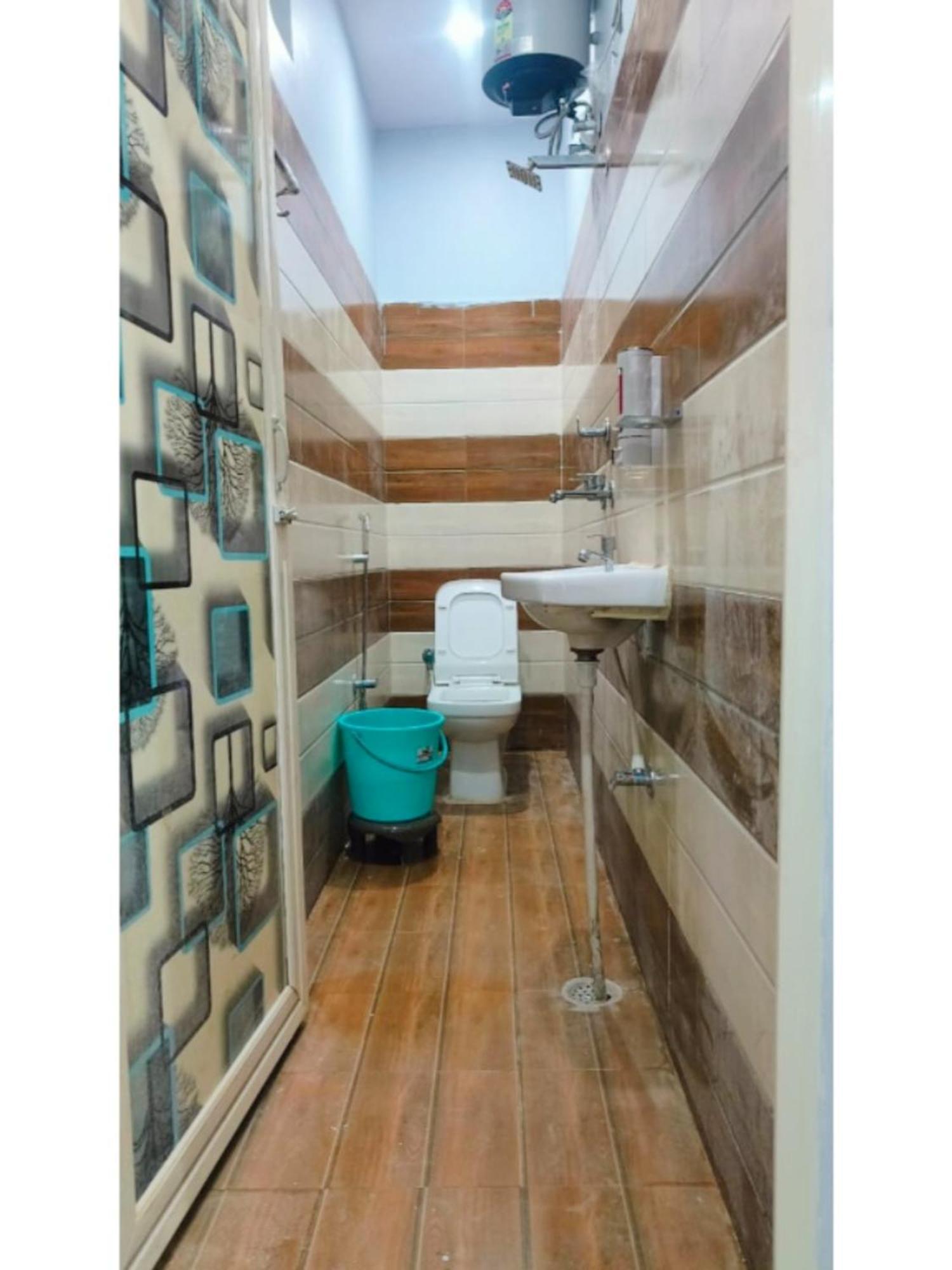 Shivashram Near Rampura Luxa Road - Kashi Vishwanath Temple - Paid Parking - Fully Air Conditioning Hotel Varanasi