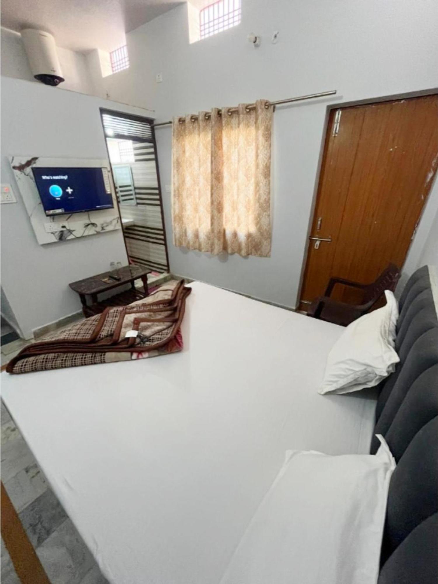 Hotel Shivashram Near Rampura Luxa Road - Kashi Vishwanath Temple - Paid Parking - Fully Air Conditioning