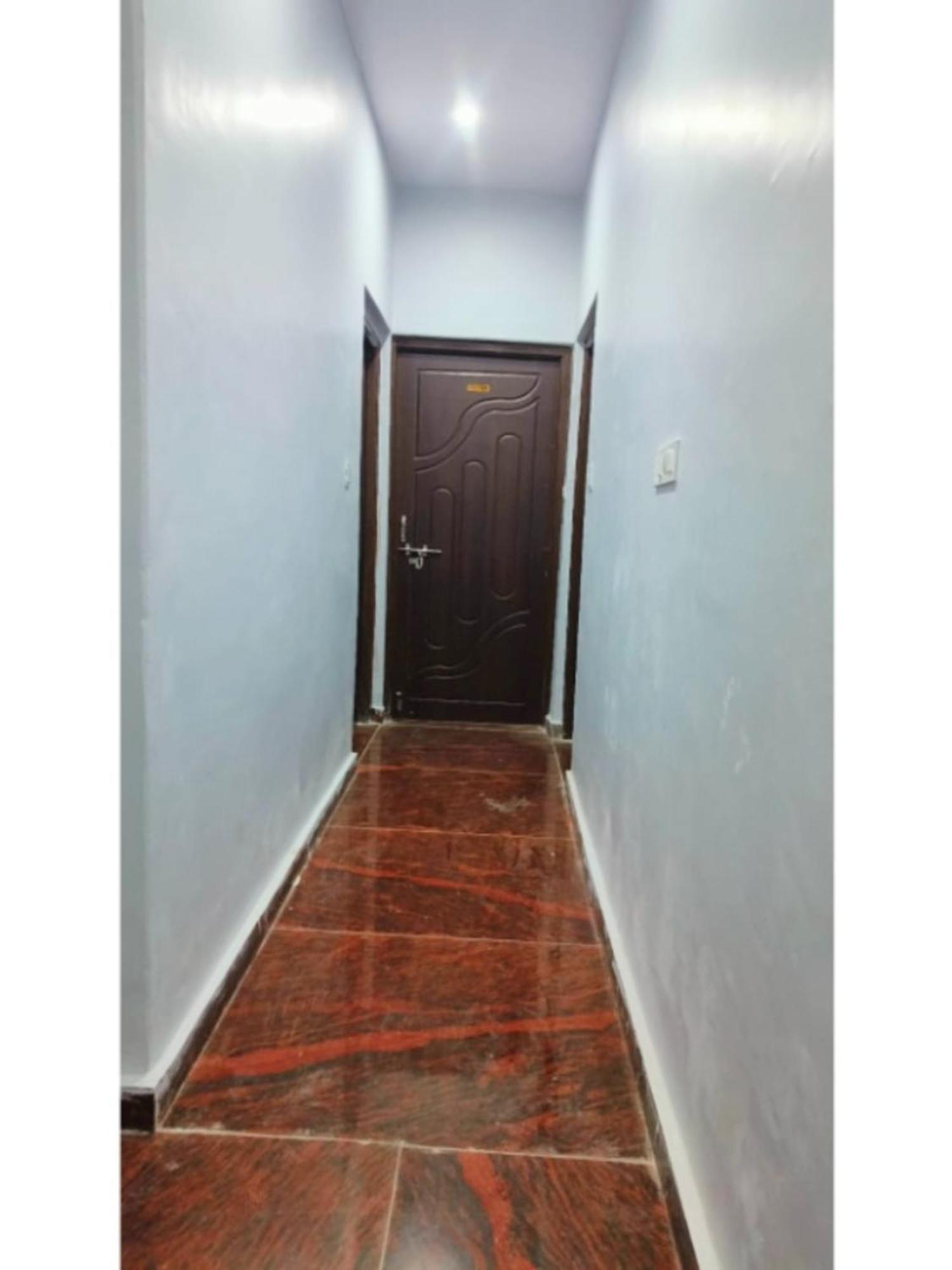 Hotel Shivashram Near Rampura Luxa Road - Kashi Vishwanath Temple - Paid Parking - Fully Air Conditioning