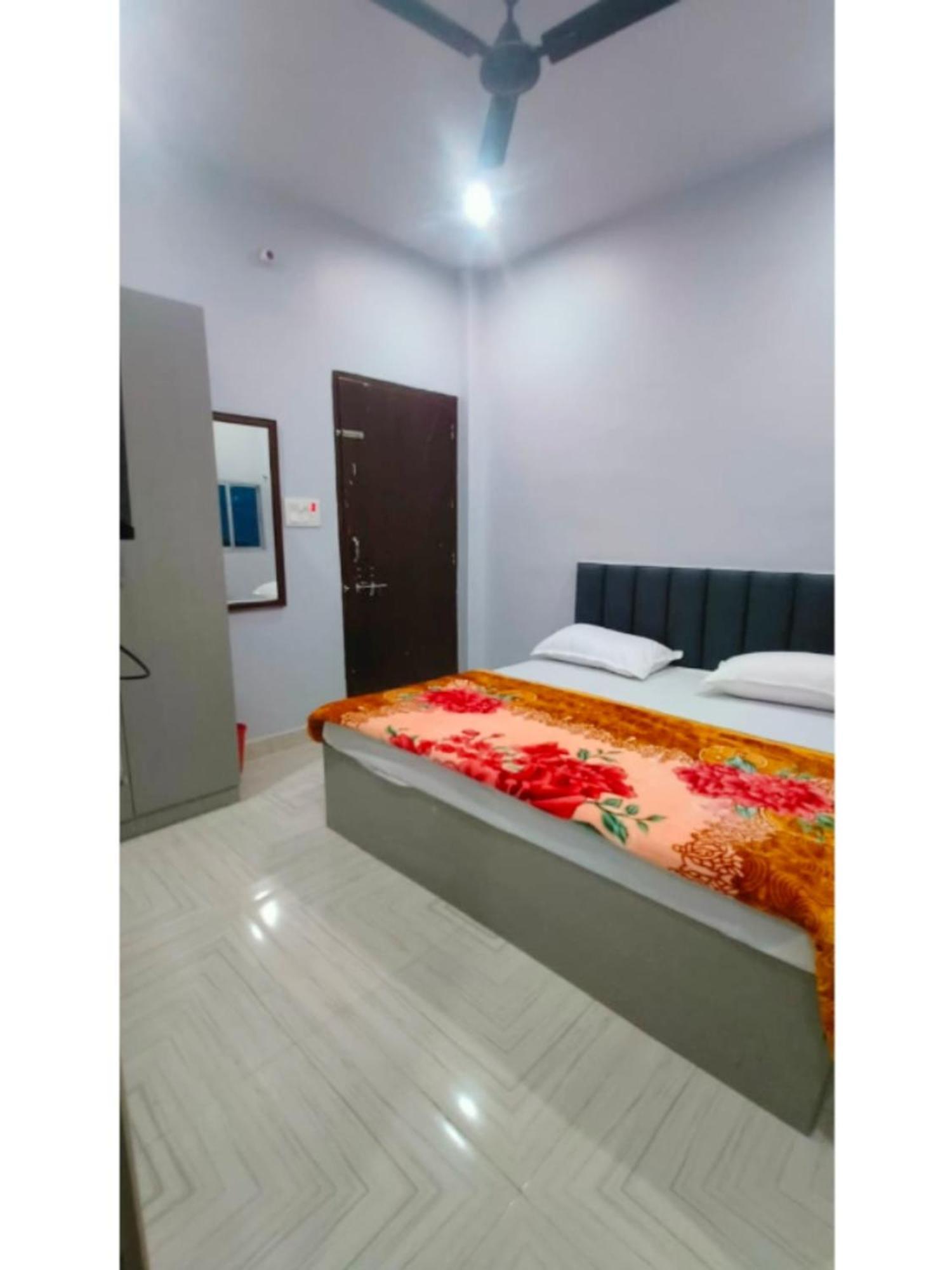 Shivashram Near Rampura Luxa Road - Kashi Vishwanath Temple - Paid Parking - Fully Air Conditioning Hotel 3*