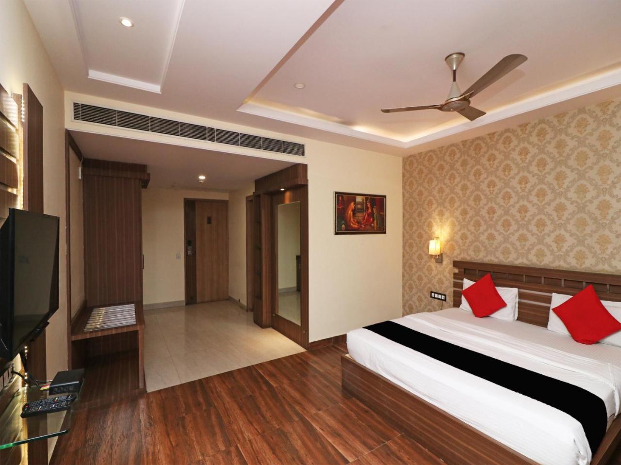 Hotel Puja Residency 3*