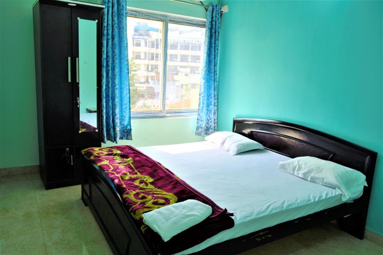 Pretty Garden View 3bhk Furnished Flat Near Kashi Vishwanath Temple Apartment *