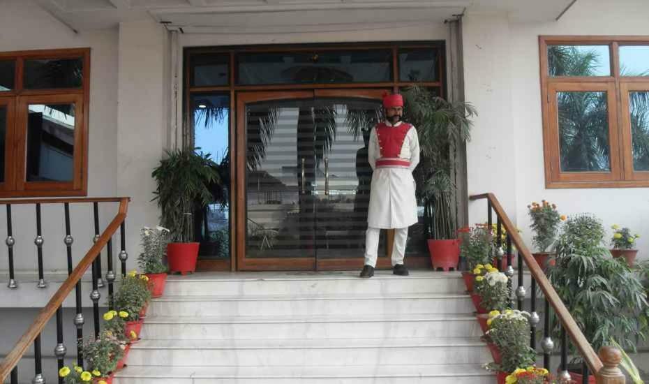 Hotel Surabhi International 3*