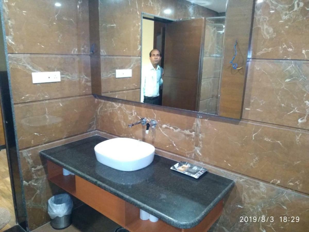 Hotel Surabhi International 3*