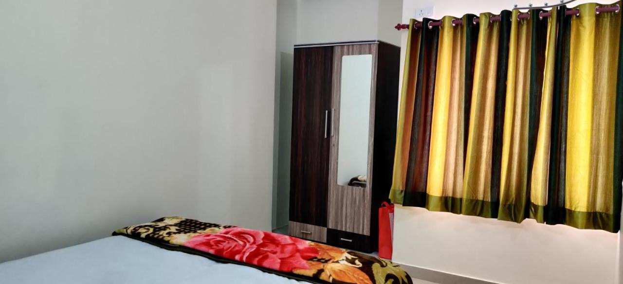 Pretty Garden View 3bhk Furnished Flat Near Kashi Vishwanath Temple