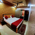 Hotel R K Villa- 500 Mtr From Kashi Vishvanath Temple