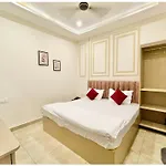 Hotel Madahva ! Stay Palace Near Kashi Vishwanath Temple - Wifi & Parking Facilities - All Rom Fully Air Conditioning Room - Best Hotel In Varanasi