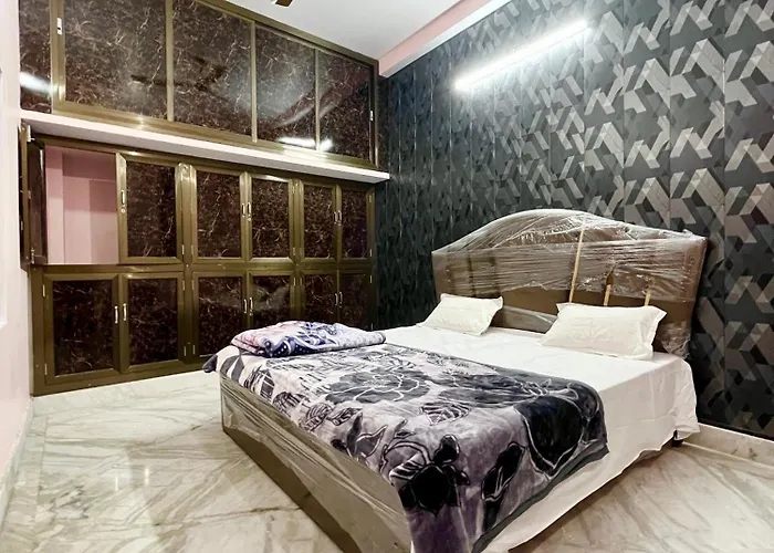 Trilok P Guest House - Dashashwamedh Ghat Near Kashi Vishwanath Temple