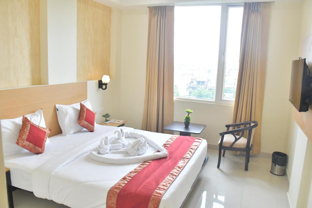 Hotel Yatharth 4*