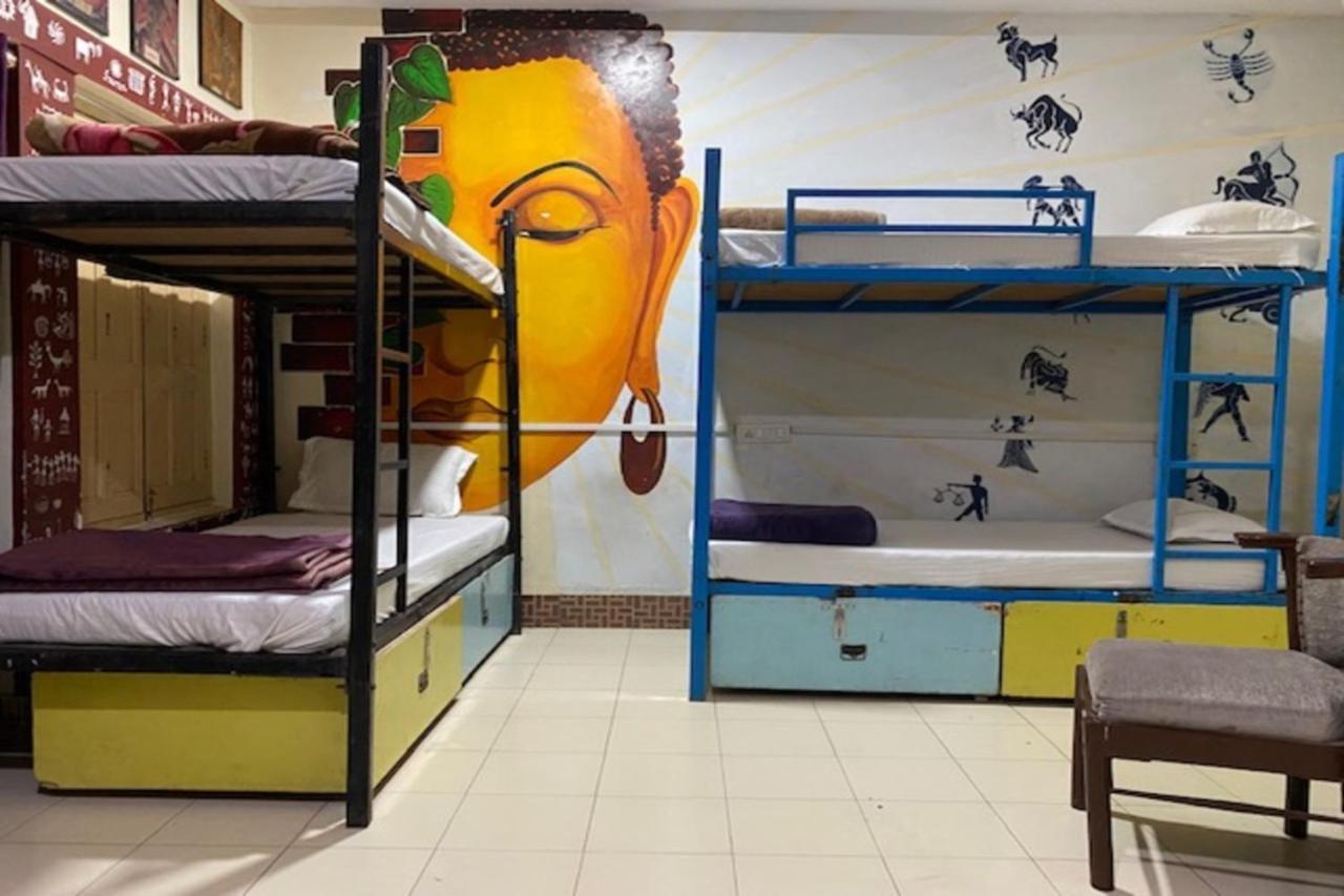 Vagabond Hostel *