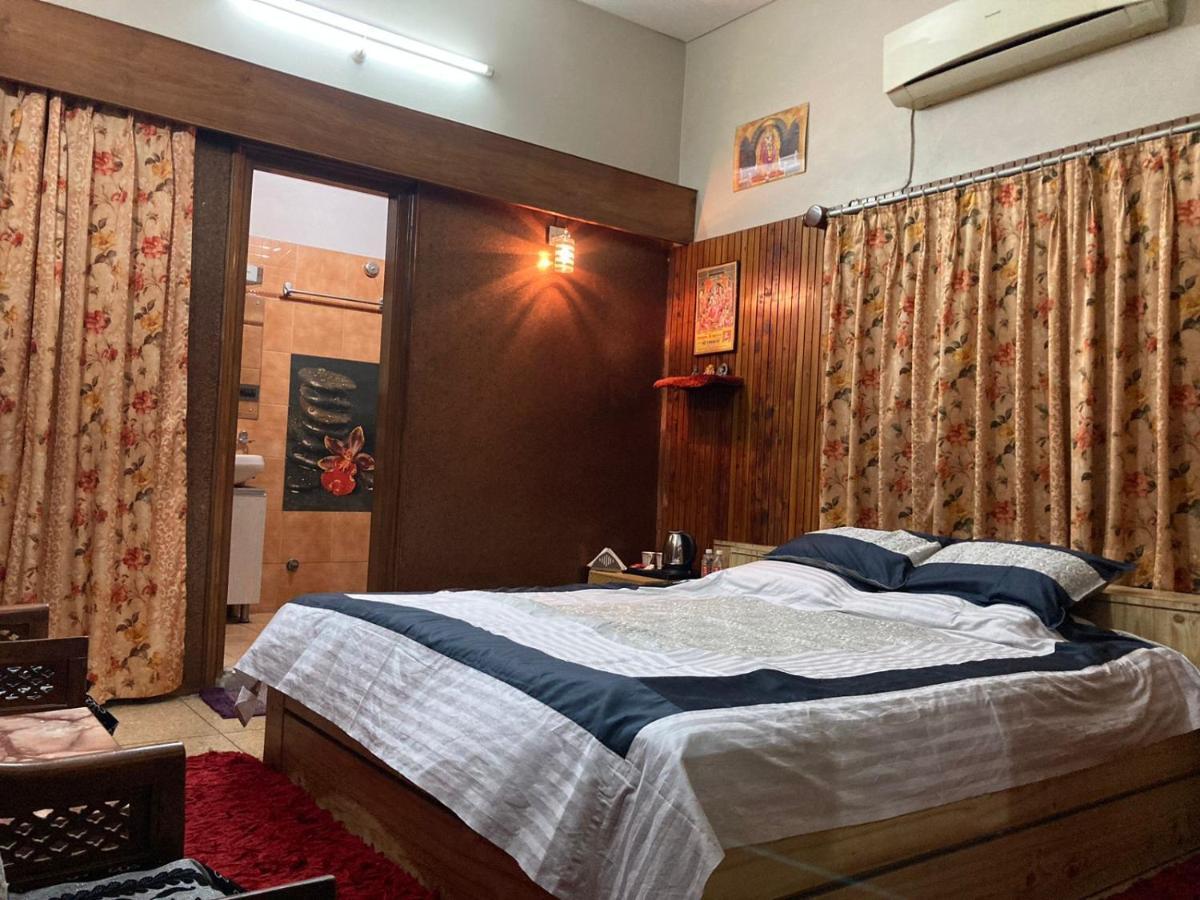 Pretty Garden View 3bhk Furnished Flat Near Kashi Vishwanath Temple Apartment *