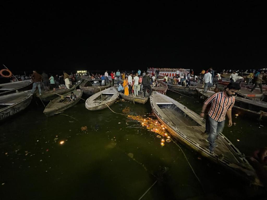 Botel Ora Boats-2 Hour Boat Tour With Ganga Aarti View
