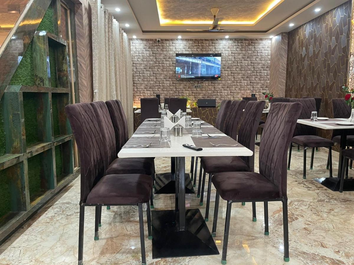 Hotel Banaras Palace 3*