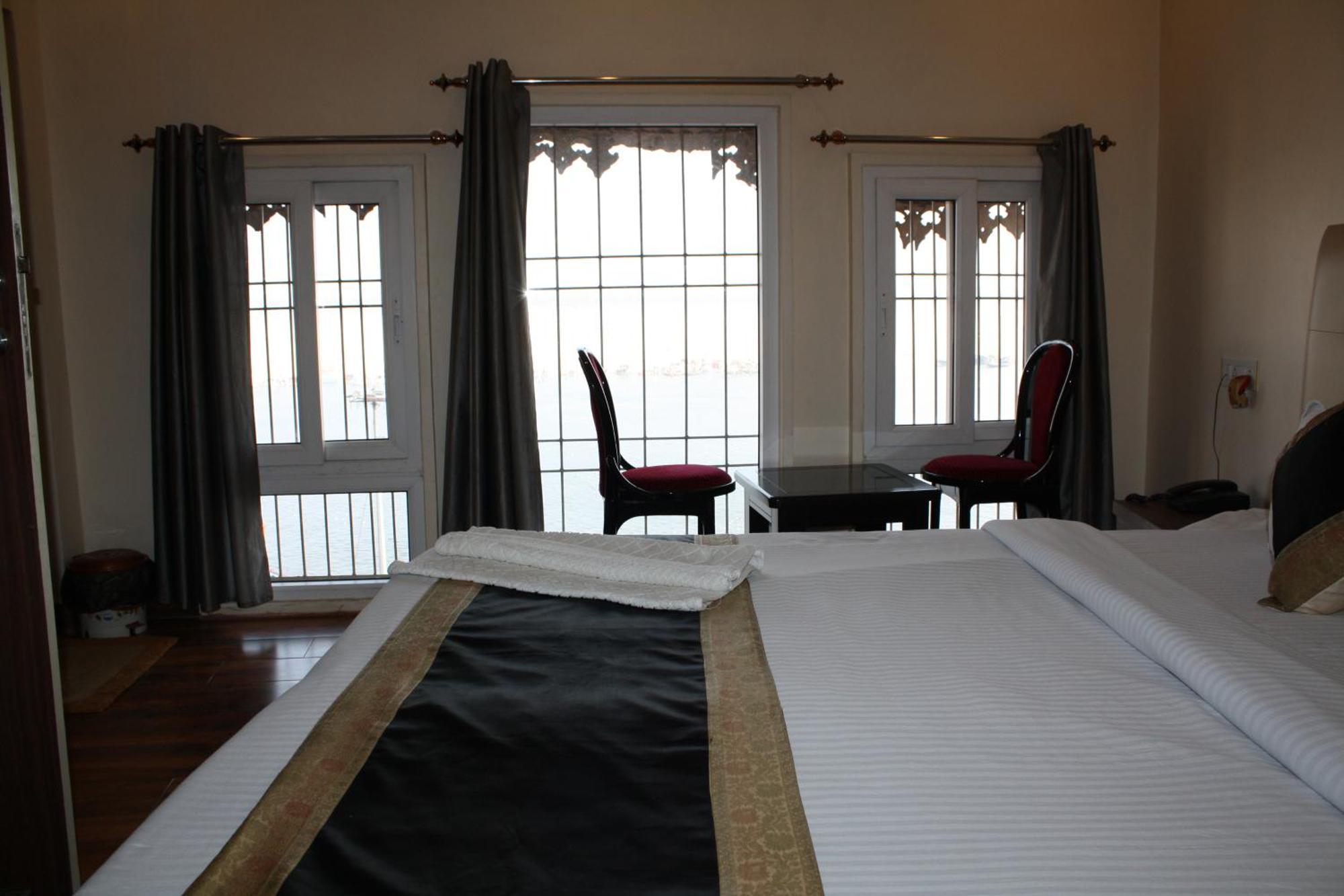 Raghunath Palace Homestay *