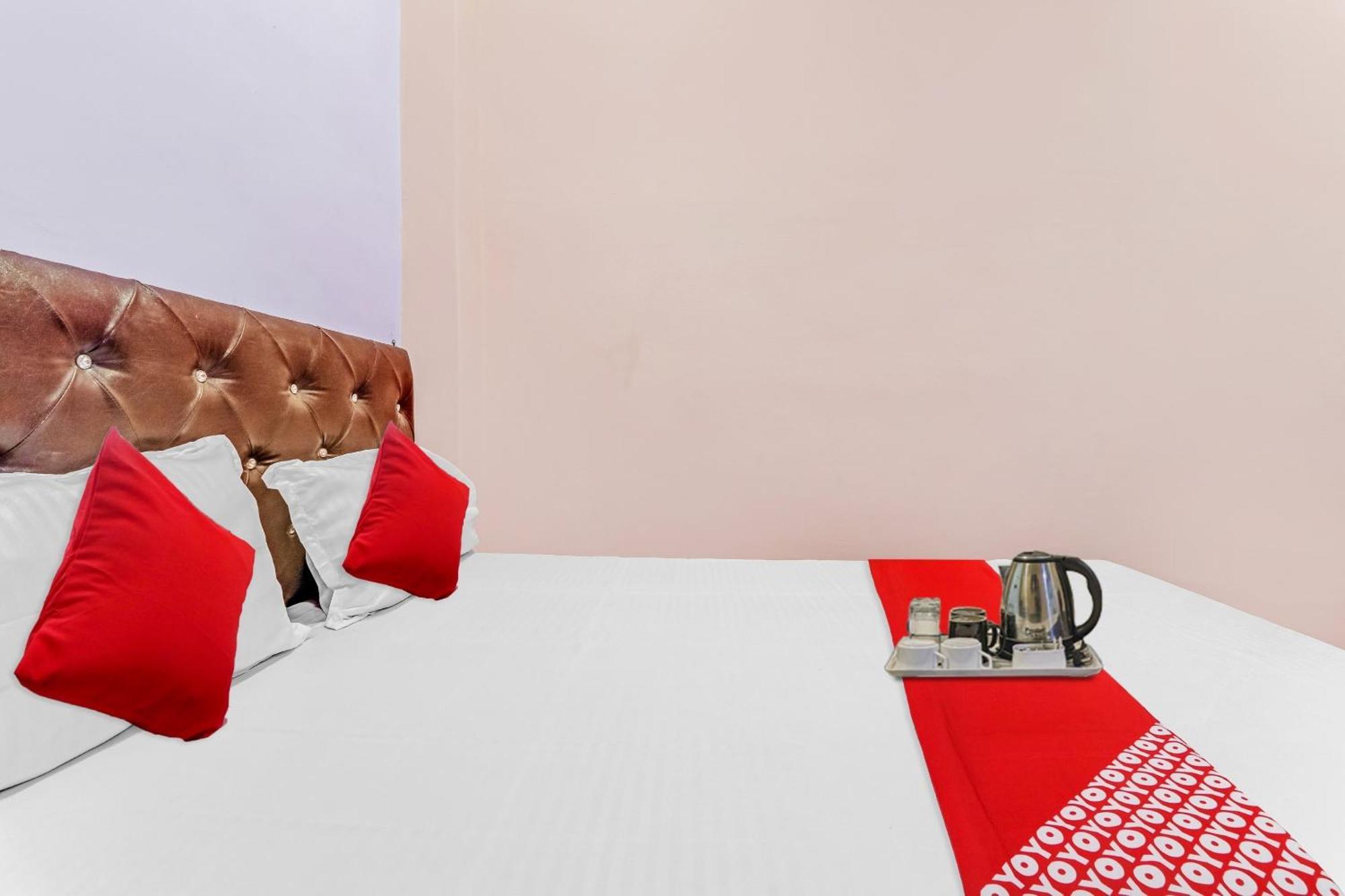Hotel Super Oyo Flagship Sadguru & Family Restaurant 3*