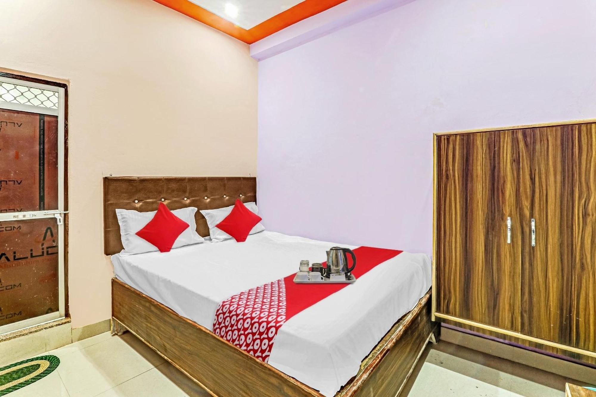 Hotel Super Oyo Flagship Sadguru & Family Restaurant 3*