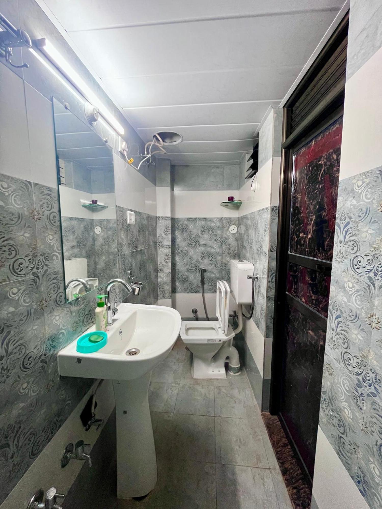 Trilok Residency - Dashashwamedh Guest house