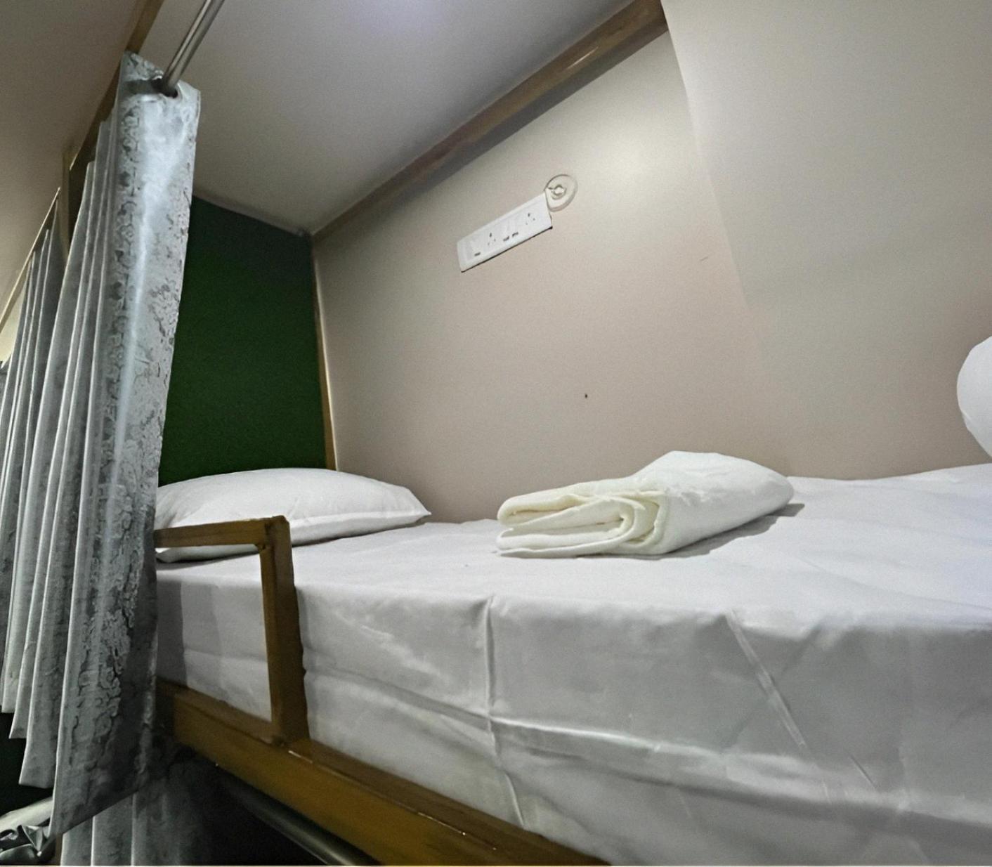 Hostel Shree Madhvam Ac *