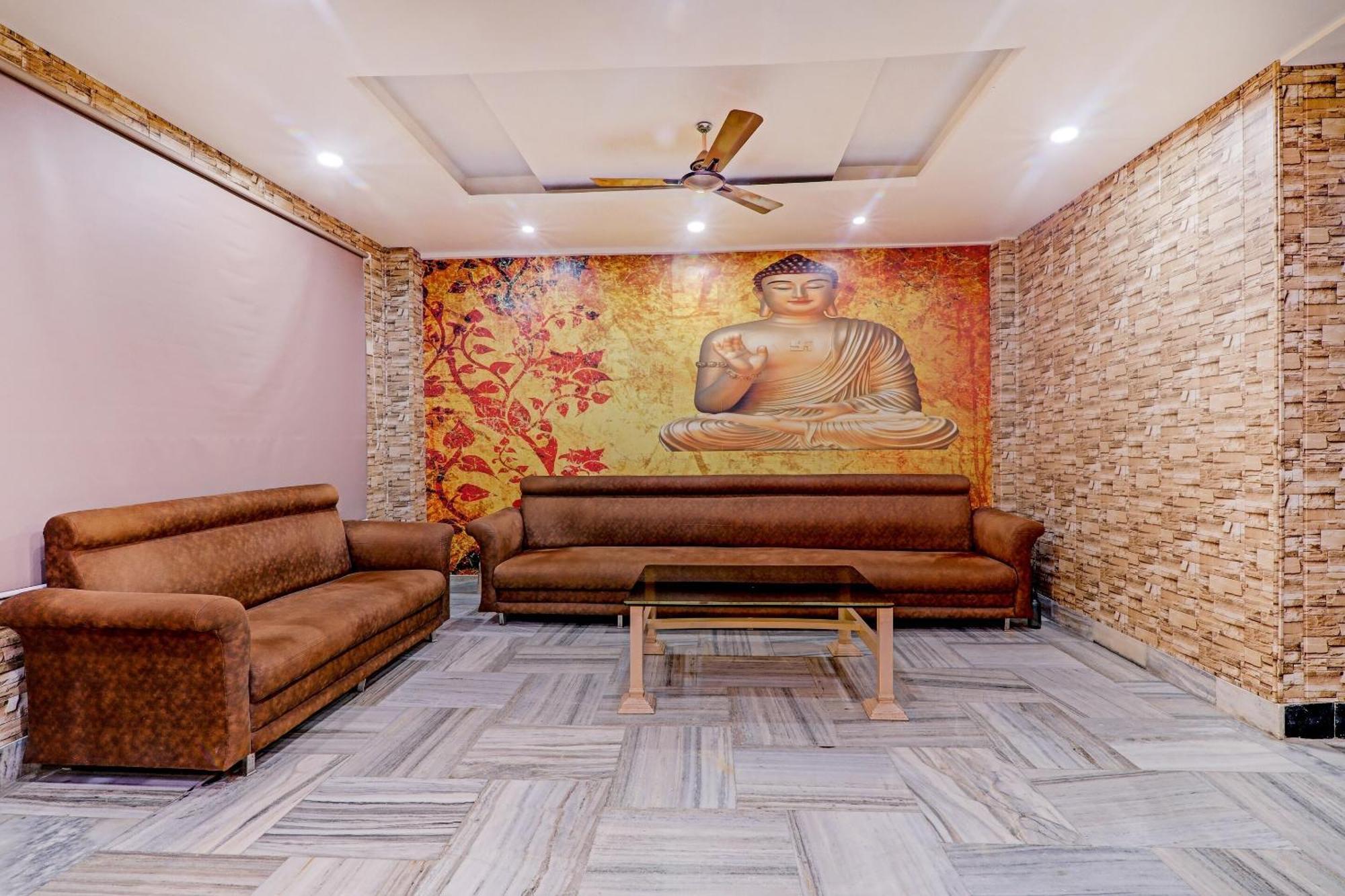 Oyo Flagship 73630 Riz Varanasi