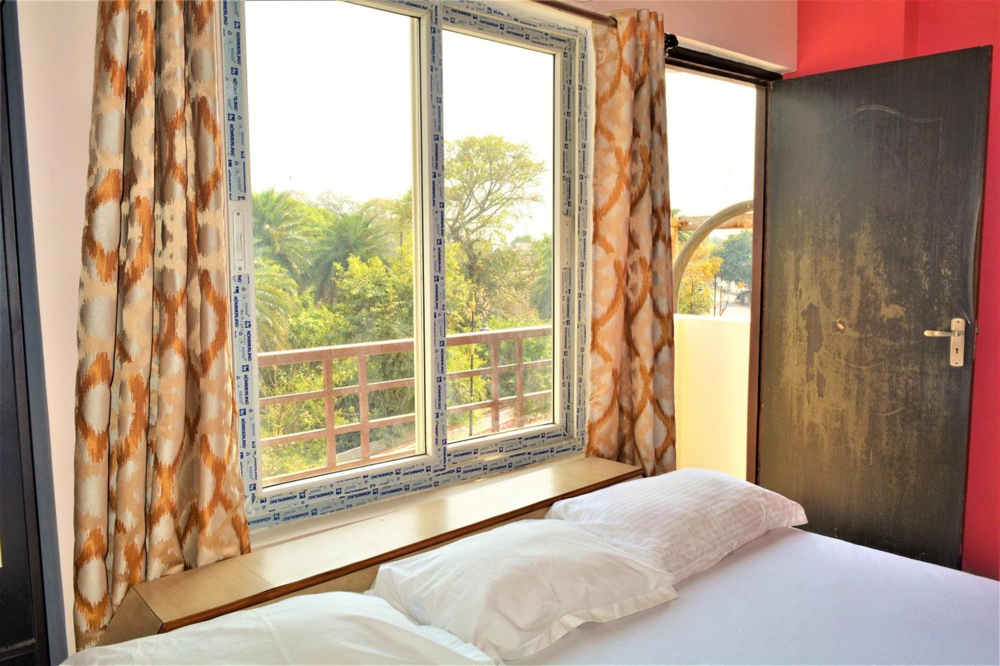 Pretty Garden View 3bhk Furnished Flat Near Kashi Vishwanath Temple Varanasi