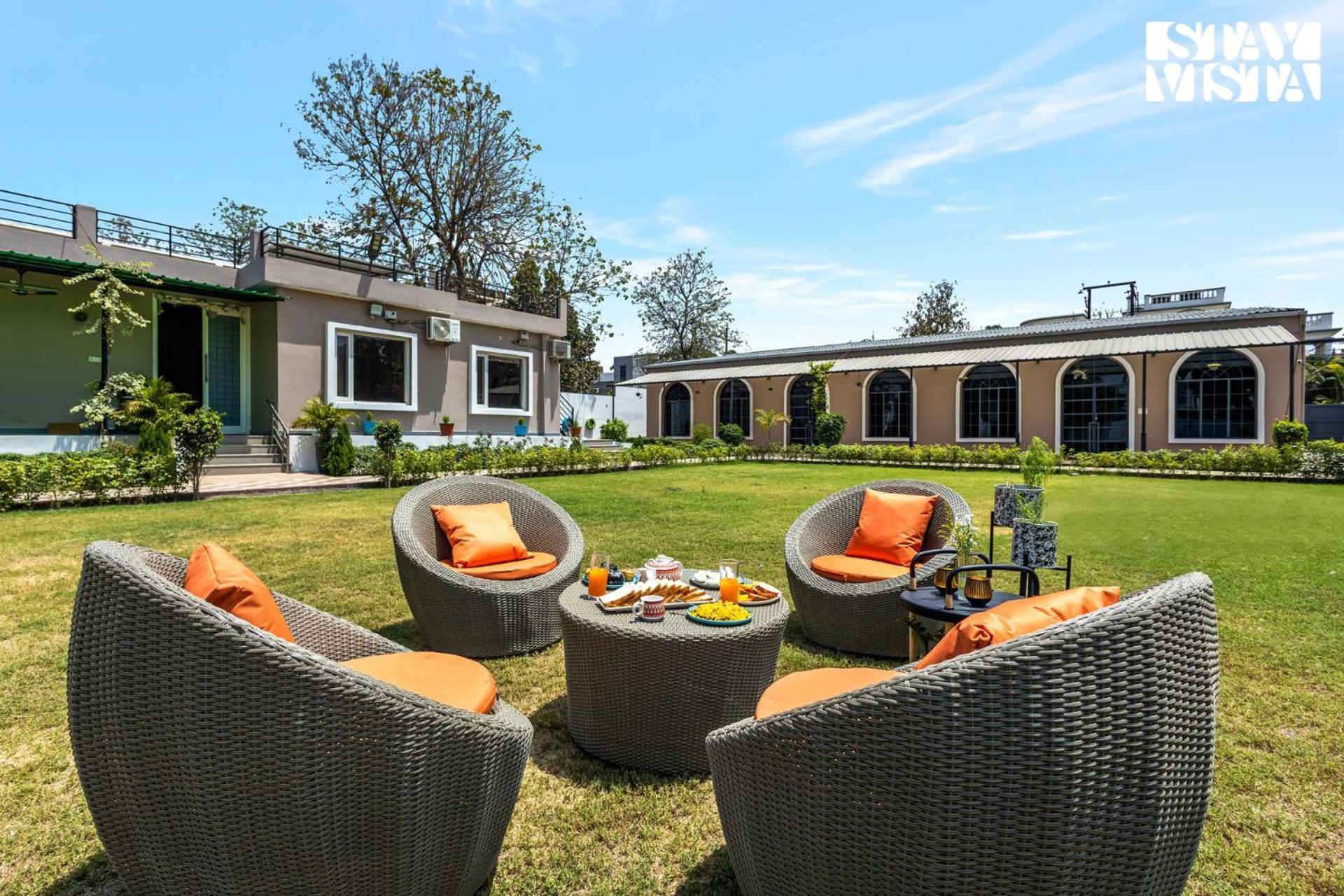 Arcadian Manor With Indoor Pool Indoor-outdoor Games At By Stayvista * Varanasi
