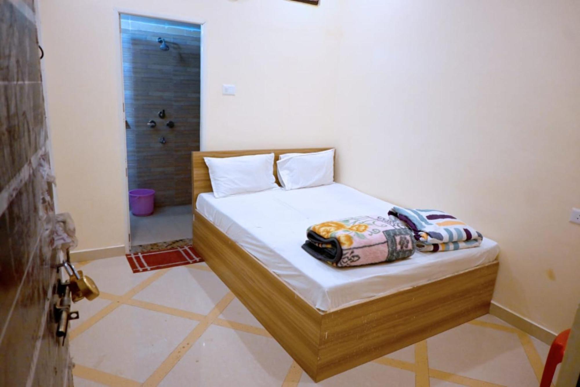 Goroomgo Bhagwan Das Hotel