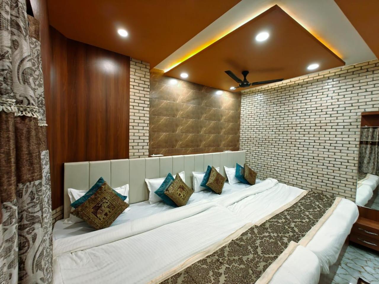 Shri Kailash Pati Guest House- Opposite Kashi Vishwanath Temple * Varanasi