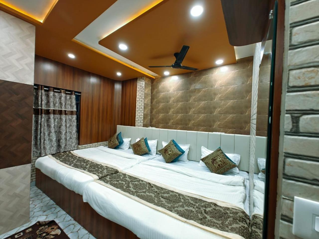 Guest house Shri Kailash Pati Guest House- Opposite Kashi Vishwanath Temple *